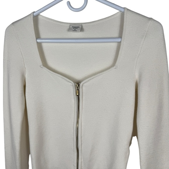 Abercrombie & Fitch Zip-Up Notch-Neck Slim Top, White, Size XS - Picture 4 of 7